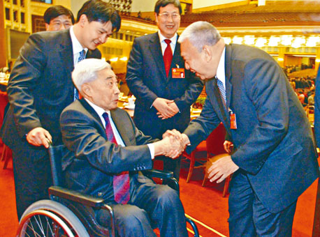 ■二○○五年，董建華(右)當選政協副主席，接受丁石孫祝賀。