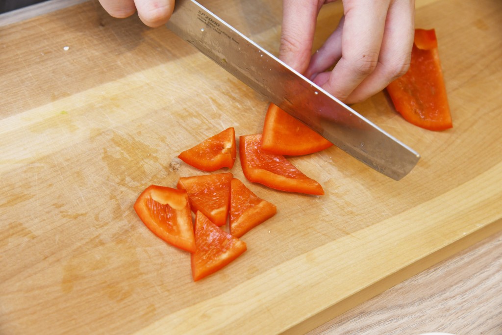 Step 1: 將甜椒切件。 Cut the bell peppers into pieces.