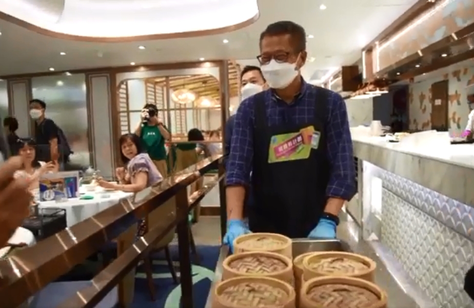 陳茂波其後用消費券購買蝦餃送給食客。陳茂波fb片段截圖