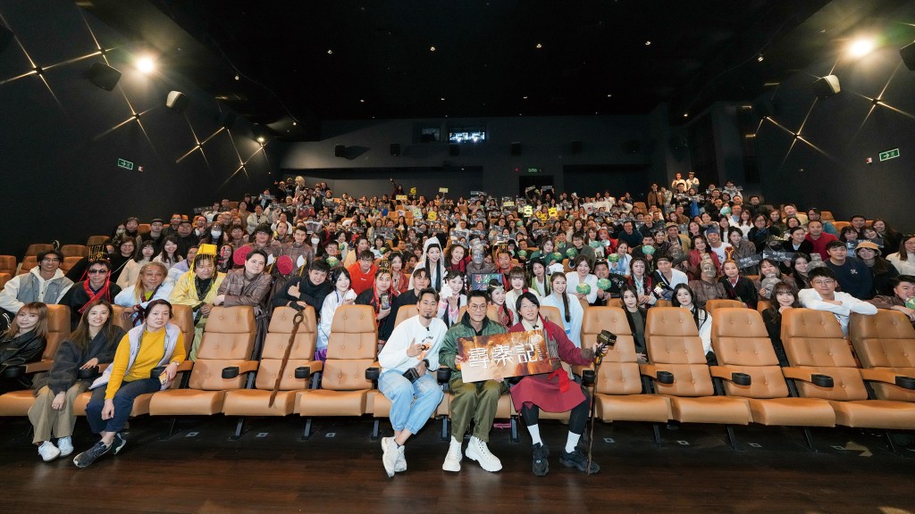 古天樂與粉絲大合照。