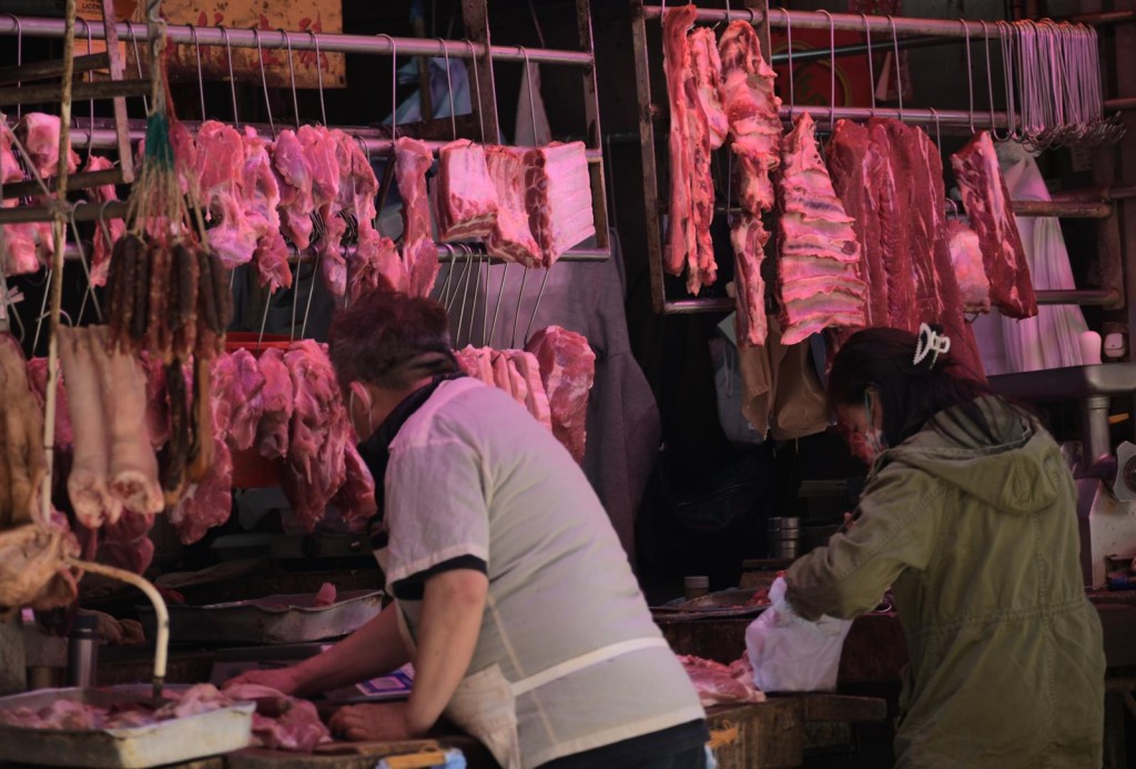 湾仔街市及鹅颈桥街市，仍有开业的肉档。