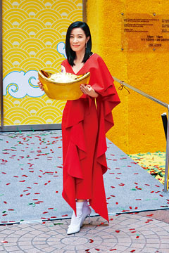 佘诗曼出席迎新春活动，提早感受新年气氛。