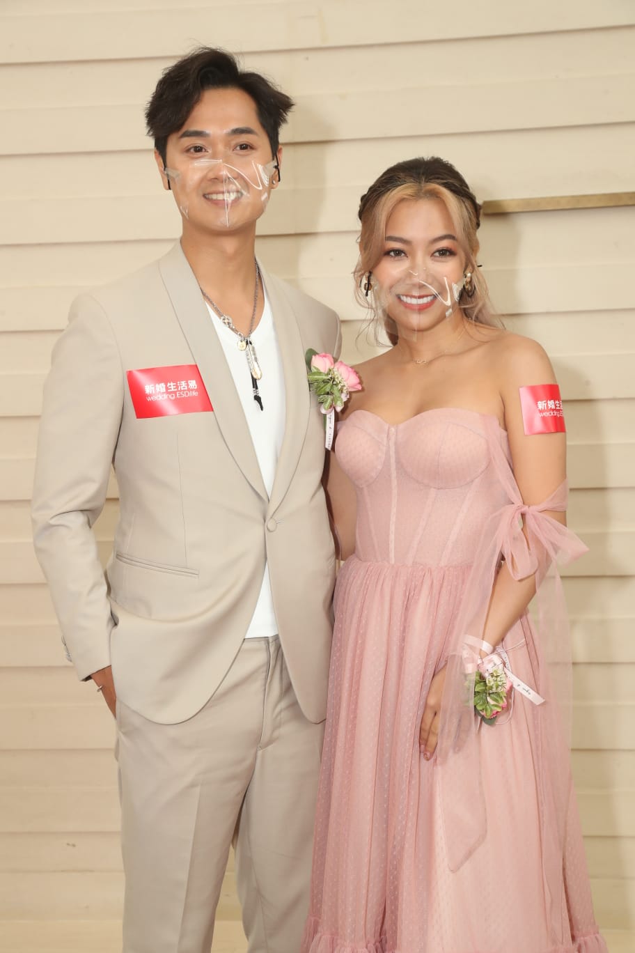 這身打扮,唔講以為又補擺婚宴。