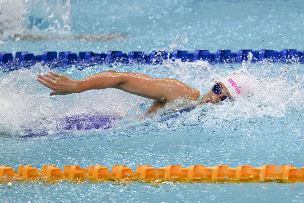 何詩蓓一日雙決賽，出戰50米和200米自由泳決賽。中新社