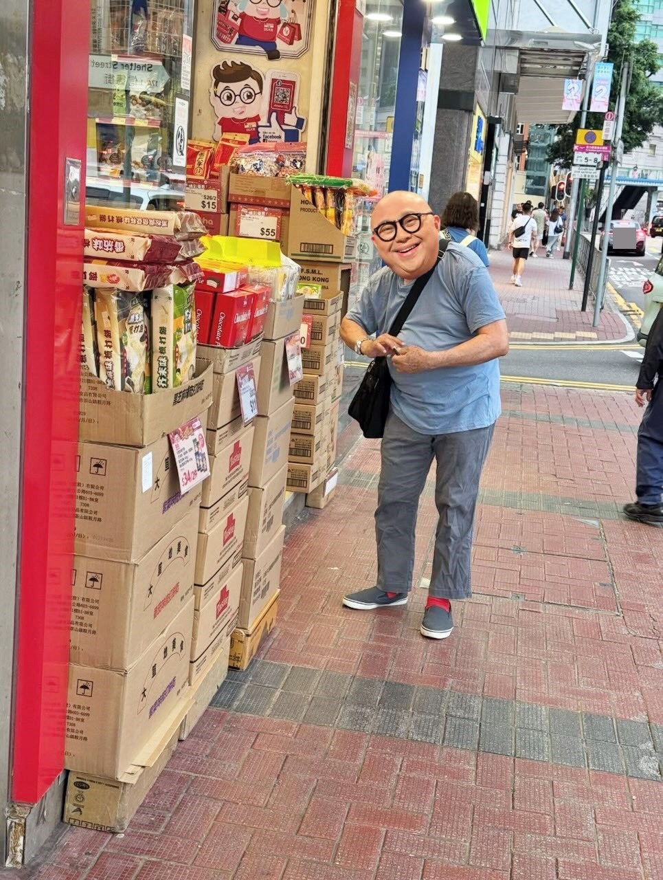 有網民更加絕核,無聲無色地把電視節目 主持人林盛斌(阿Bob)的頭換入,變成阿 Bob頭、大叔身,相片完全沒有違和感。Threads截圖 有網民更加絕核,無聲無色地把電視節目 主持人林盛斌(阿Bob)的頭換入,變成阿 Bob頭、大叔身,相片完全沒有違和感。Threads截圖
