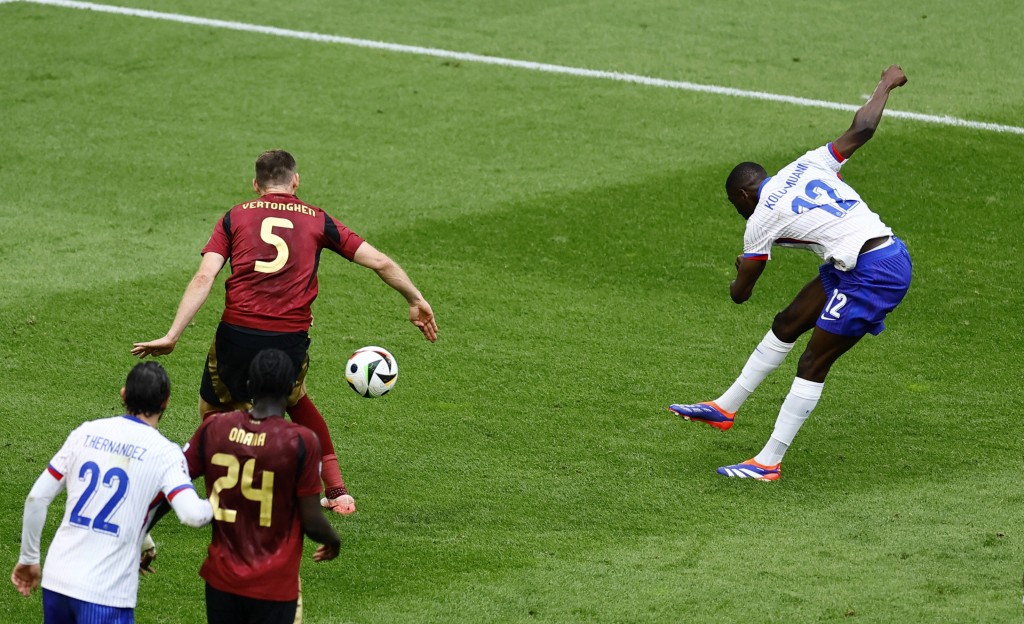 法国(白衫)靠对手乌龙球1:0击败比利时。REUTERS