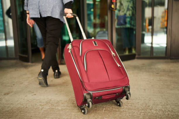 布料行李箱整體重量較輕盈，可加大行李箱內裝容量，但材質較軟，承受撞擊的能力較差。