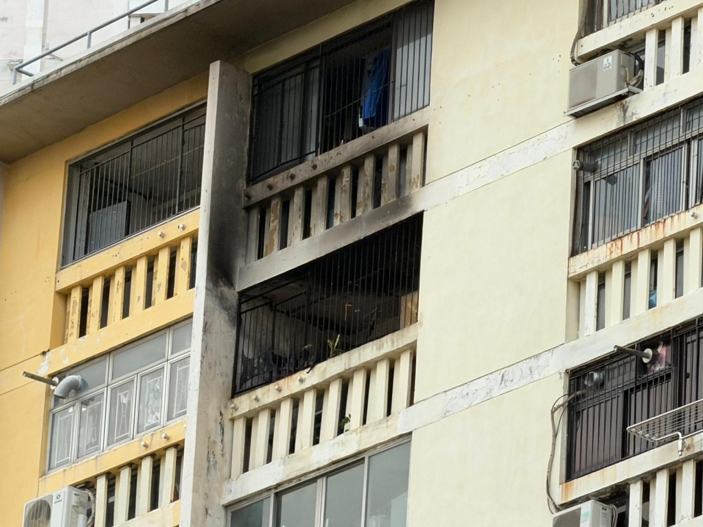 华富邨华安楼高层一单位发生火警,火警原因尚待调查。曾志恒摄 华富邨华安楼高层一单位发生火警,火警原因尚待调查。曾志恒摄