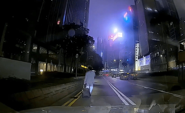 拖篋男在慢線行走，完全不理後面是否有車經過。fb 車cam L（香港群組）Ting Yu Cheung
