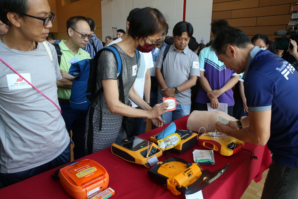 參加者了解AED使用方法。劉漢權攝