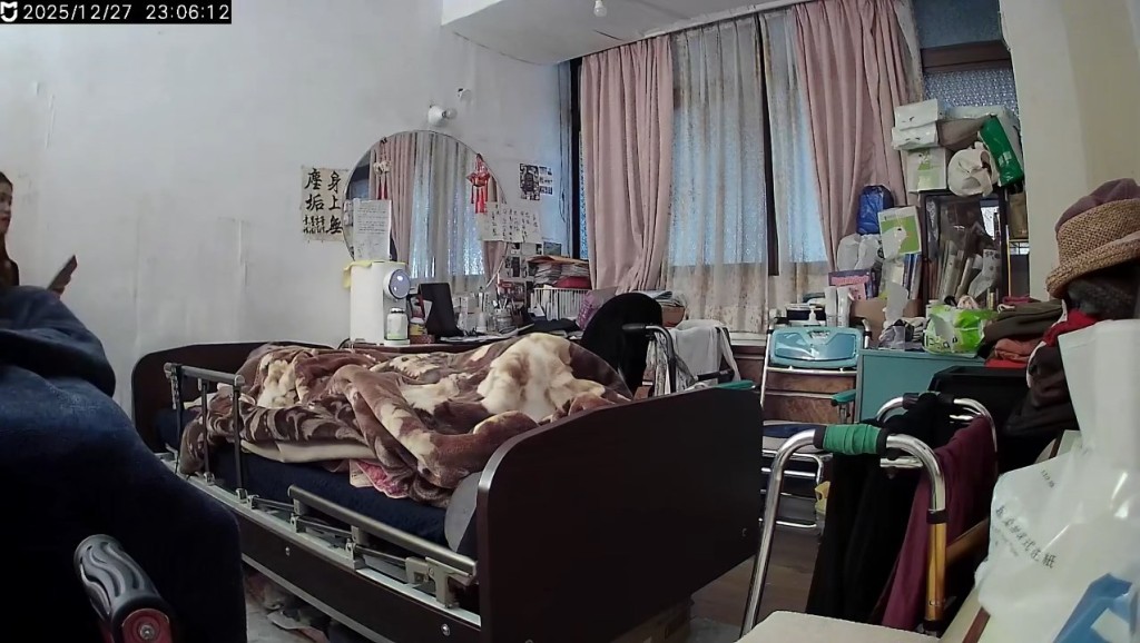 閉路電視拍下看護奮身保護婆婆一刻。threads@ta2__l__tattoo 閉路電視拍下看護奮身保護婆婆一刻。threads@ta2__l__tattoo