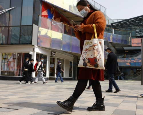 內地官方媒體點名批評多間國際服裝品牌，去年發表聲明抵制新疆棉花。AP圖片