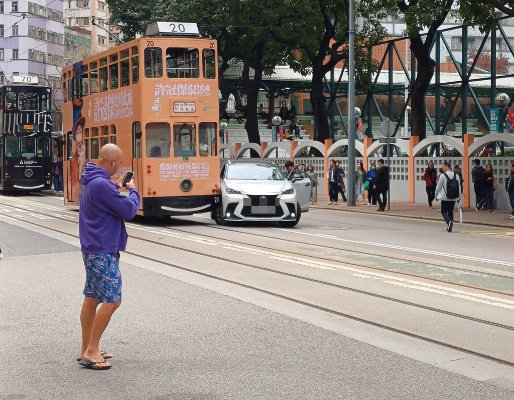 庄士敦道发生电车与私家车相撞意外。fb：车cam L（香港群组）