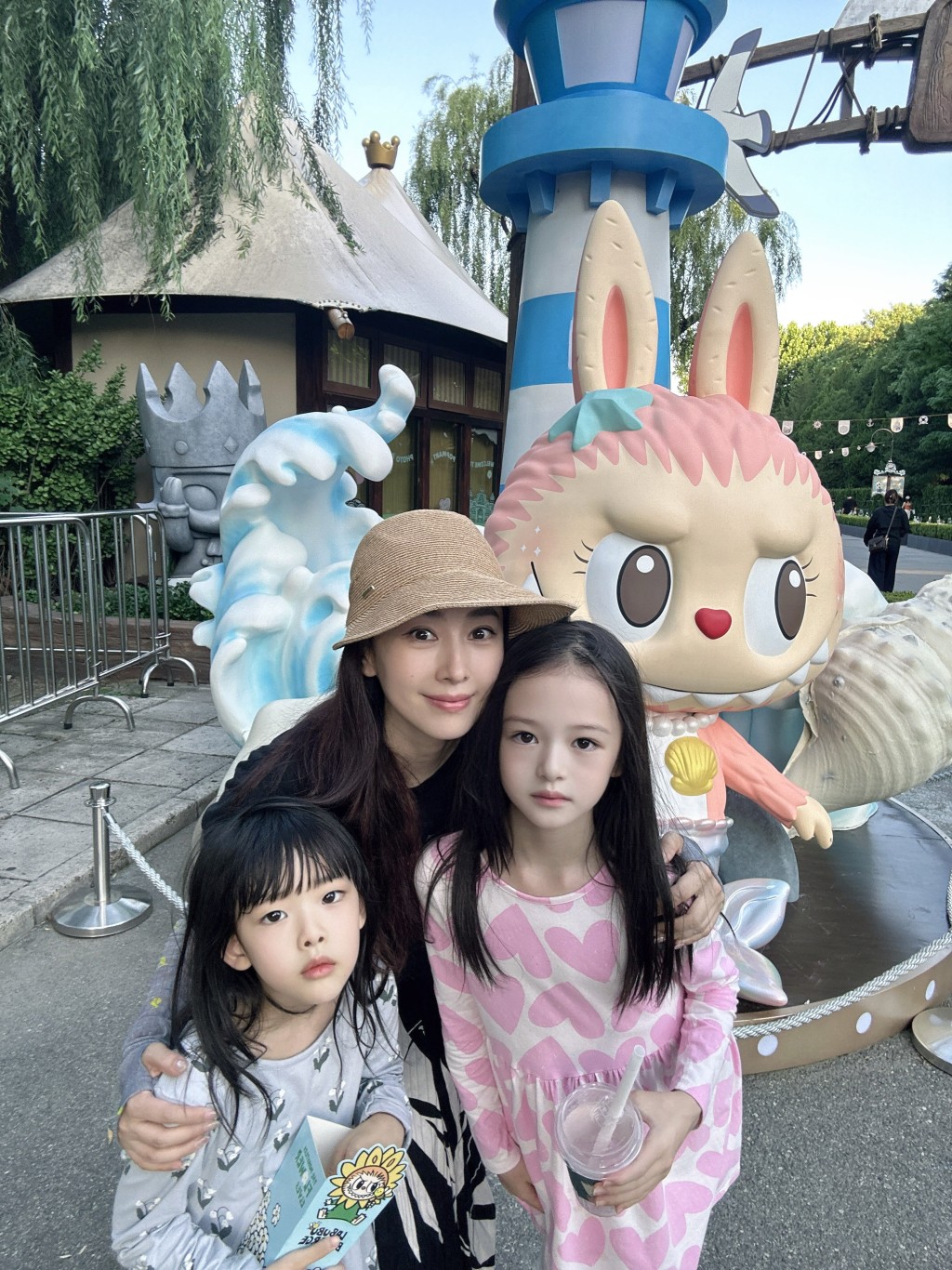 賈曉晨三母女高顏值同框,大女「小飯兜」斯文漂亮,細女「小飯團」全程掛住食爆谷。 賈曉晨三母女高顏值同框,大女「小飯兜」斯文漂亮,細女「小飯團」全程掛住食爆谷。