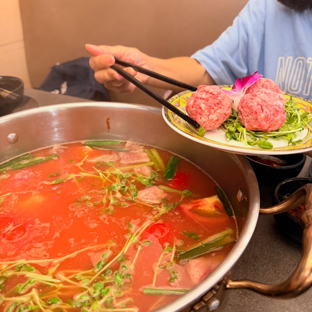 番茄牛肉鍋湯底香濃,與手打牛肉丸非常相配。(圖片來源:FB @肉丸朗之快樂日常) 番茄牛肉鍋湯底香濃,與手打牛肉丸非常相配。(圖片來源:FB @肉丸朗之快樂日常)