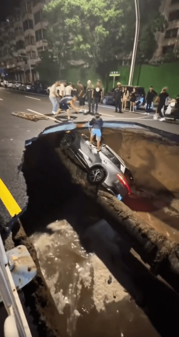河北張家口路面深夜塌陷,3車墜落致1死1傷,市民用繩索協助拉救被困者。 河北張家口路面深夜塌陷,3車墜落致1死1傷,市民用繩索協助拉救被困者。