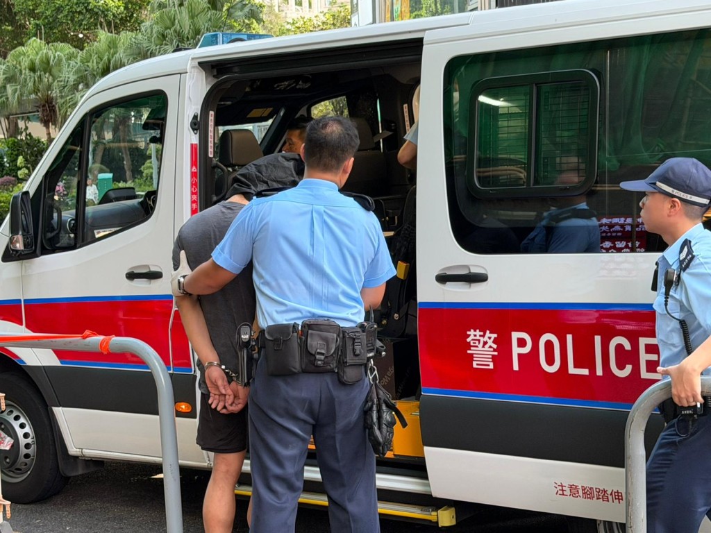 警方帶走兩名黑布蒙頭疑犯。 警方帶走兩名黑布蒙頭疑犯。