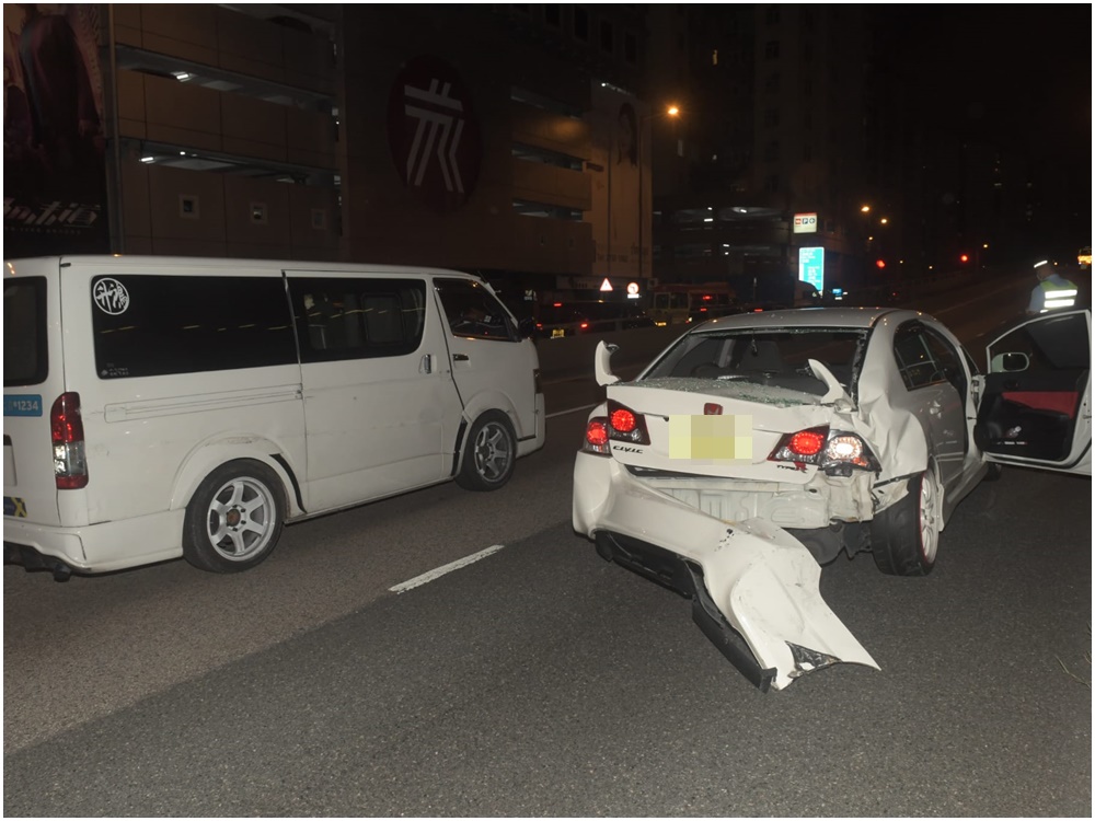 橋上另一宗客貨車撞私家車意外。