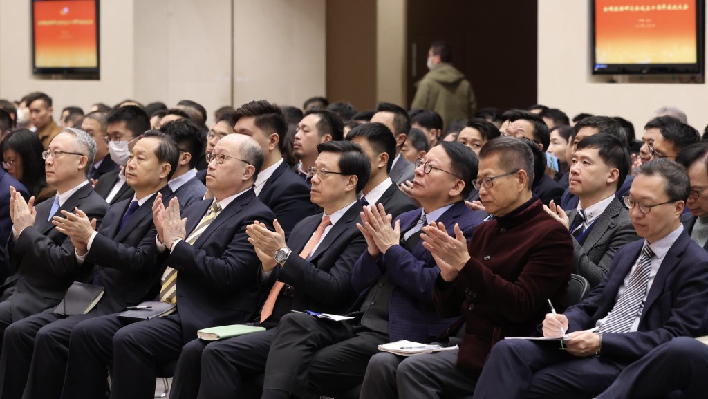 12月22日,全國港澳研究會成立十周年慶祝大會上午在北京舉行,中央港澳工作辦公室、國務院港澳事務辦公室主任夏寶龍出席並致辭。 中新社
