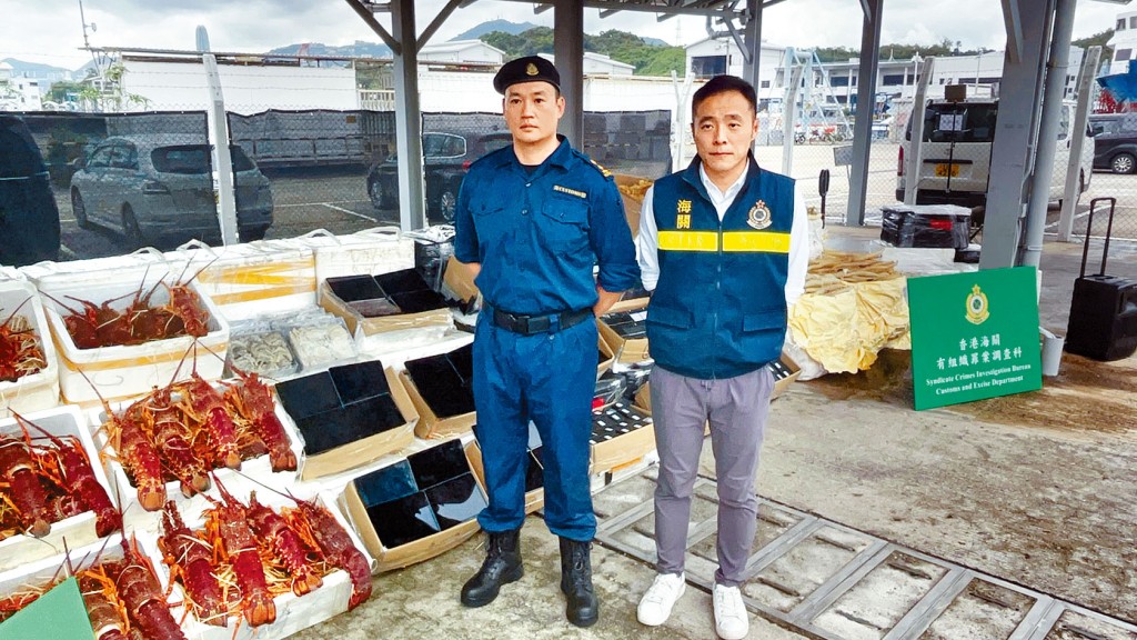海關高級督察林達科(左)及高級調查主任張業泰(右),展示證物。