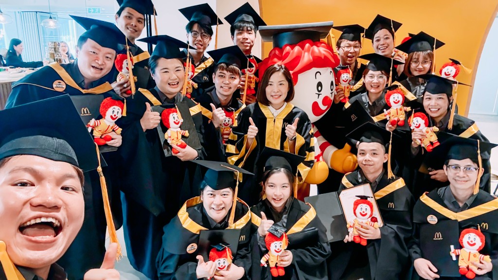 第4届毕业典礼上周五举行。 第4届毕业典礼上周五举行。