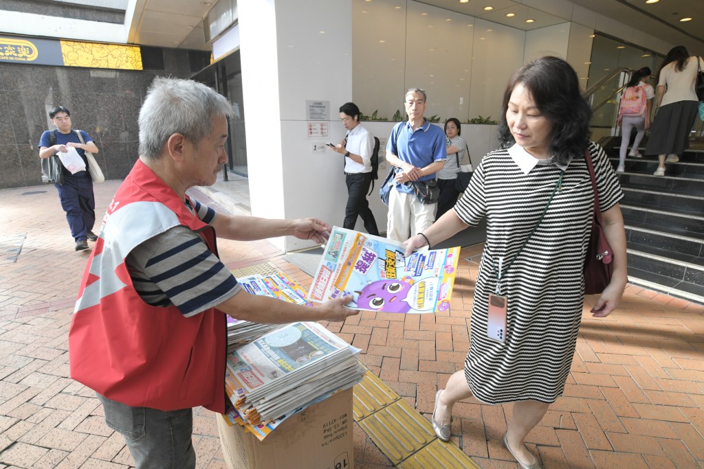 市民踴躍取閱附送《提紙》的免費報紙。