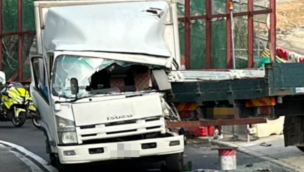 西環地盤出口貨車捱撞 副駕位險被劏開 20歲乘客被困幸僅輕傷