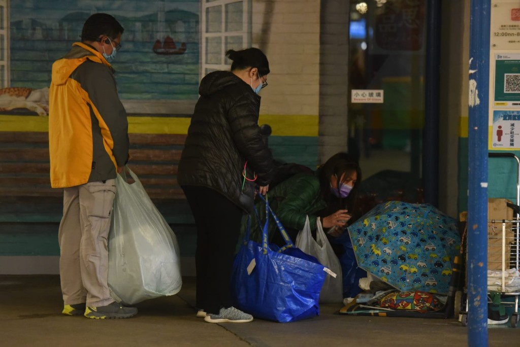 社工尖沙嘴向露宿者派發物資。