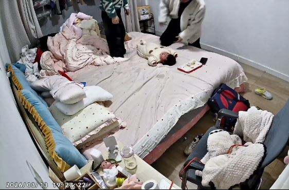 江苏有小兄长因妹妹扭计，独力照顾下也情绪崩溃起来。微博