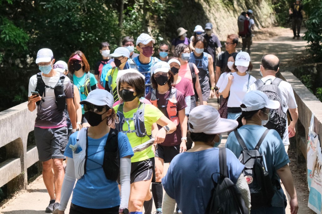 陳肇始呼籲市民不要去人多擠迫的地方。資料圖片