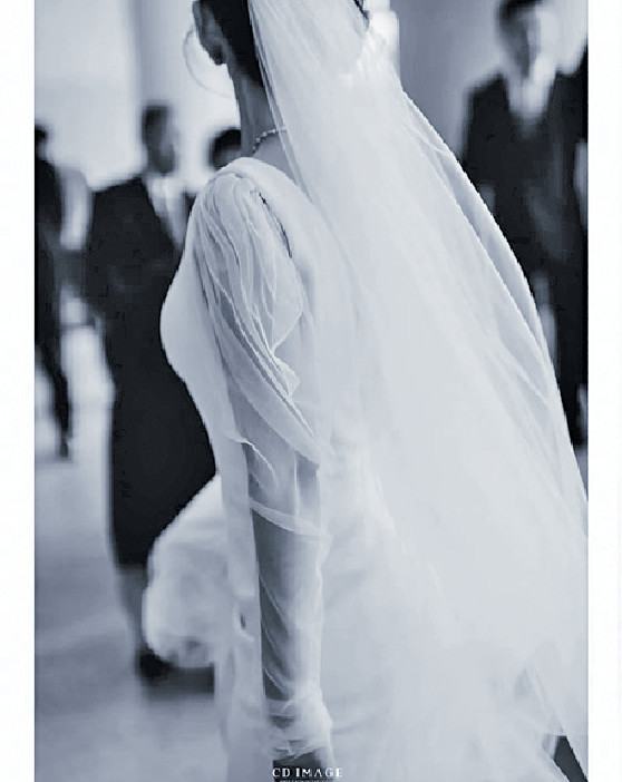 ■日前突有人在網上公開了一張聲稱是超蓮的婚紗照。