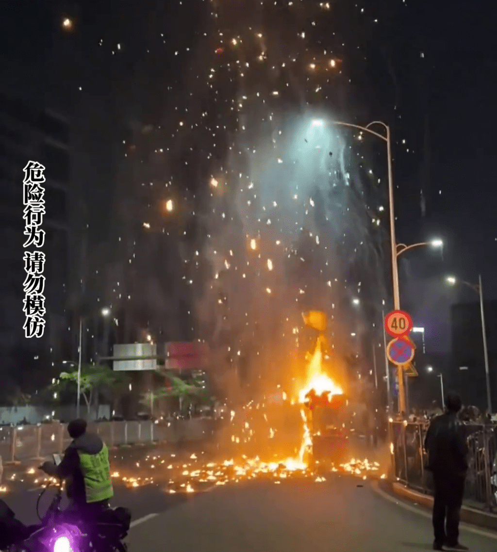 深圳醉漢除夕夜點燃路邊商販大串氣球，火焰沖天全都燒毀。