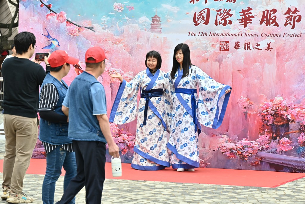 第十二届国际华服节暨第十四届夫子庙会于今明两日（8、9日）在尖沙嘴文化中心露天广场举行。黄颂伟摄