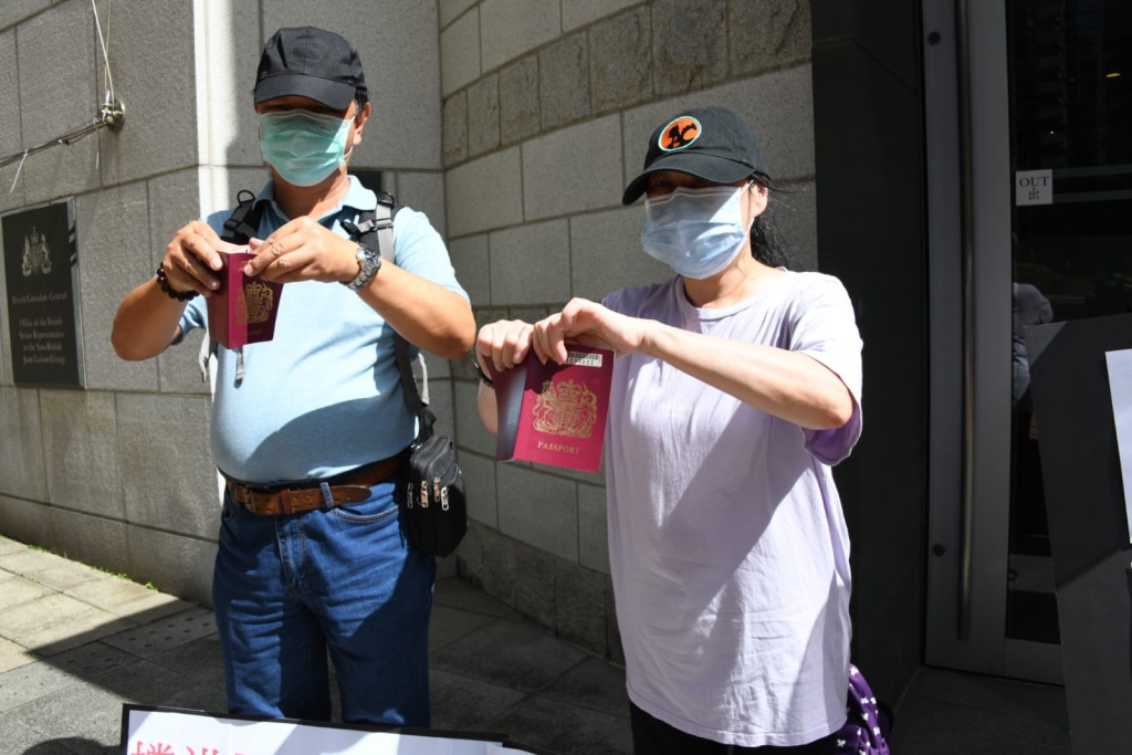 有市民在英國領事館外撕毀BNO。