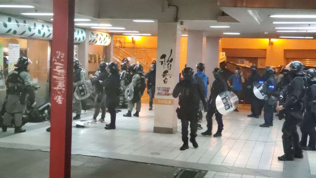 警察拘捕多名黑衣示威者。