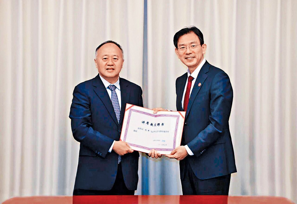 劉軍(左)全職加盟清華,校長李路明(右)頒發證書。