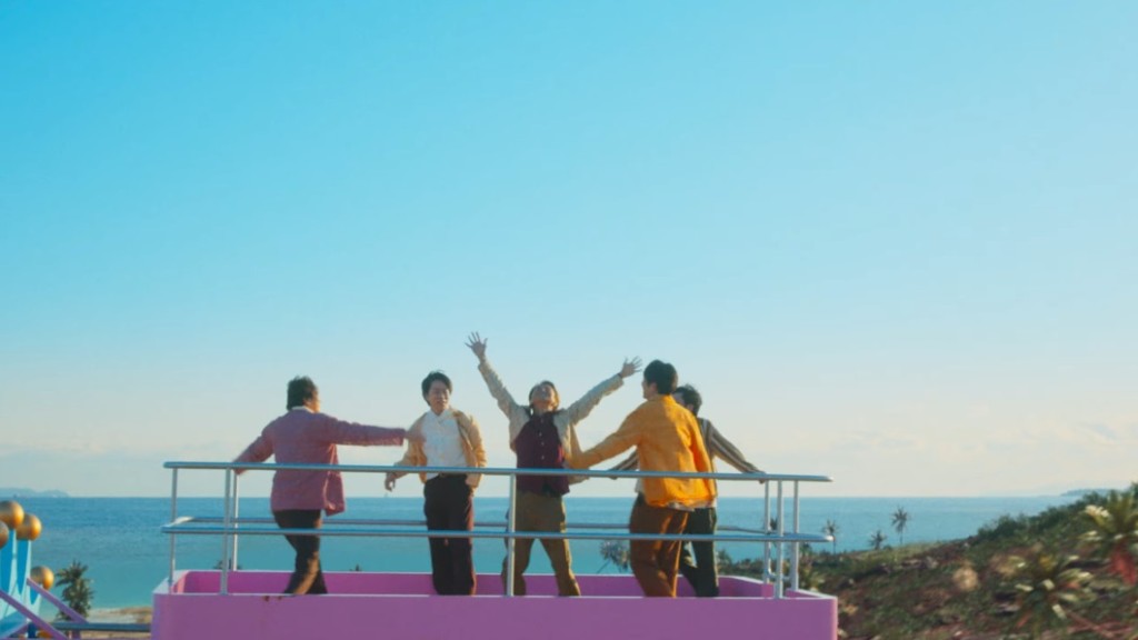 今次MV玩公路旅行風，自然少不了藍天白雲大海等美景。