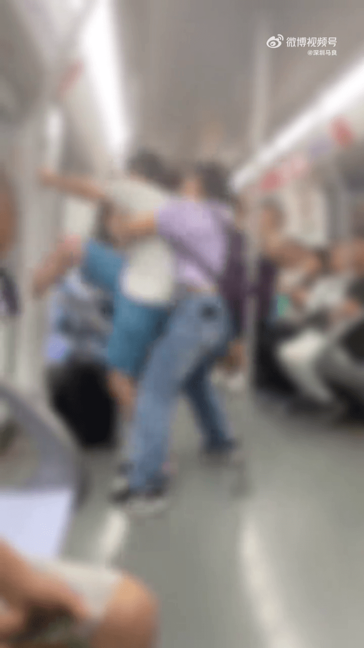 野蠻男童踢地鐵門。
