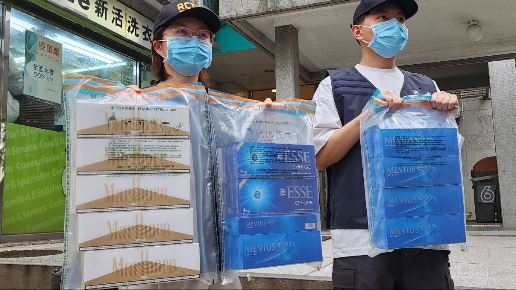 海關檢獲4400件私煙,市值19800港元,應課稅值約14500元。 海關檢獲4400件私煙,市值19800港元,應課稅值約14500元。