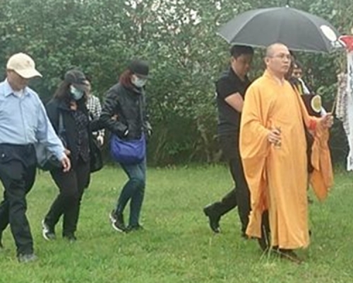 潘曉穎母親(左三)抵棄屍現場招魂。網上圖片