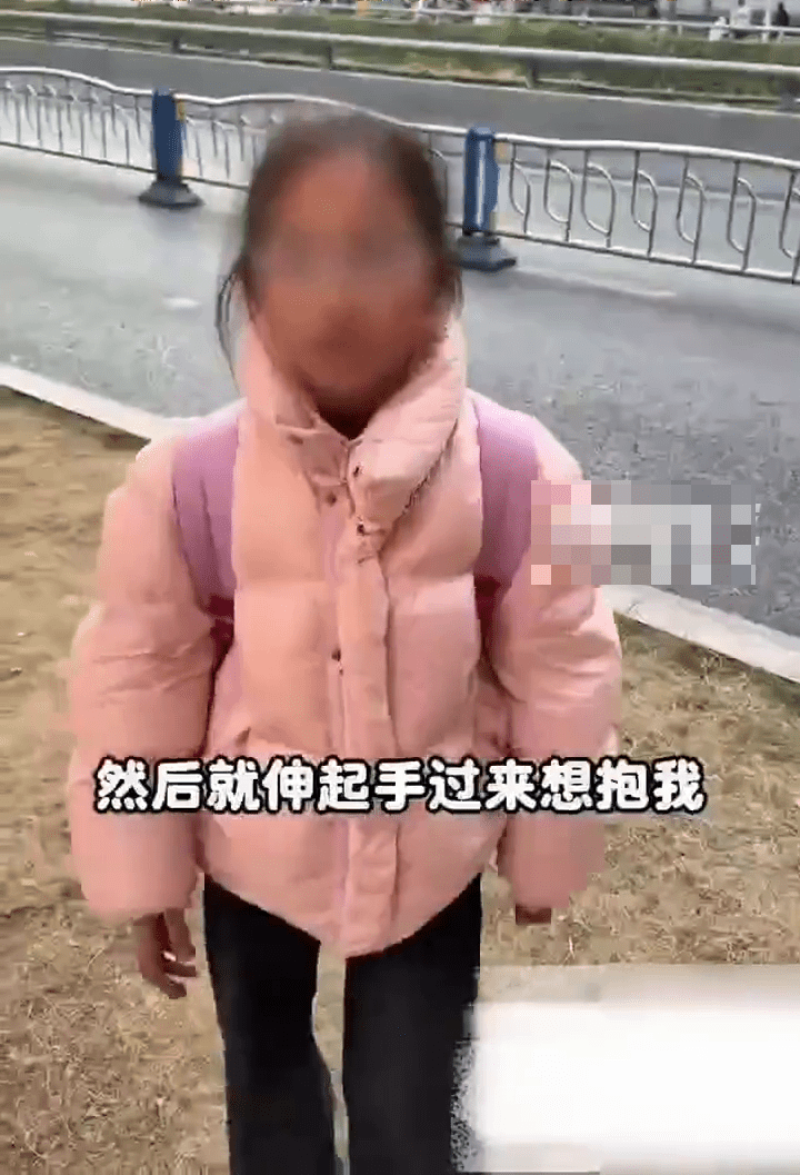 女博主擺拍「孩子險些遭拐走」,孩子配合演出。 女博主擺拍「孩子險些遭拐走」,孩子配合演出。