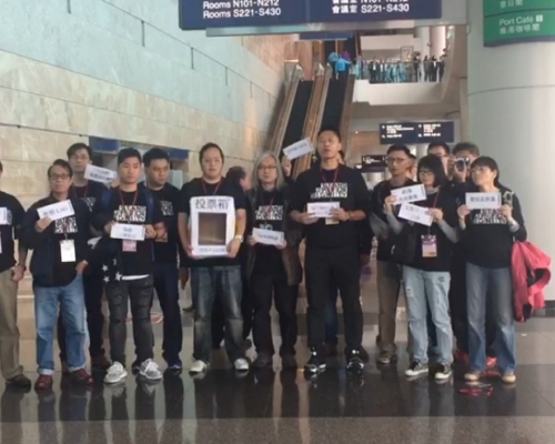 一批社总选委今早到达会展，他们在特首候选人拉票前，手持道具票箱与选票。
