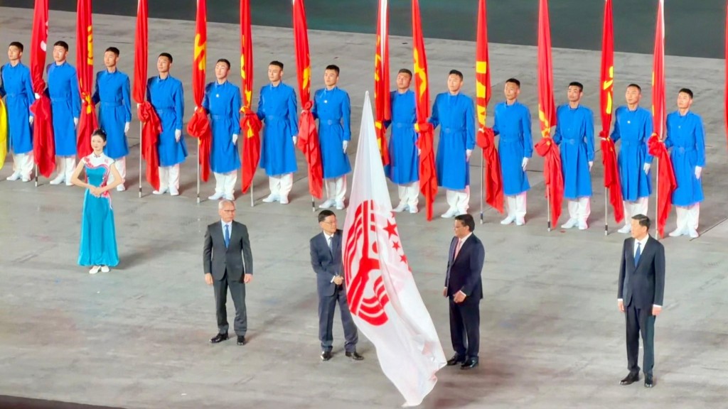 李家超聯同廣東省省長孟凡利和澳門行政長官岑浩輝一同將全運會會旗交接予下一屆全運會主辦方湖南省。李家超fb