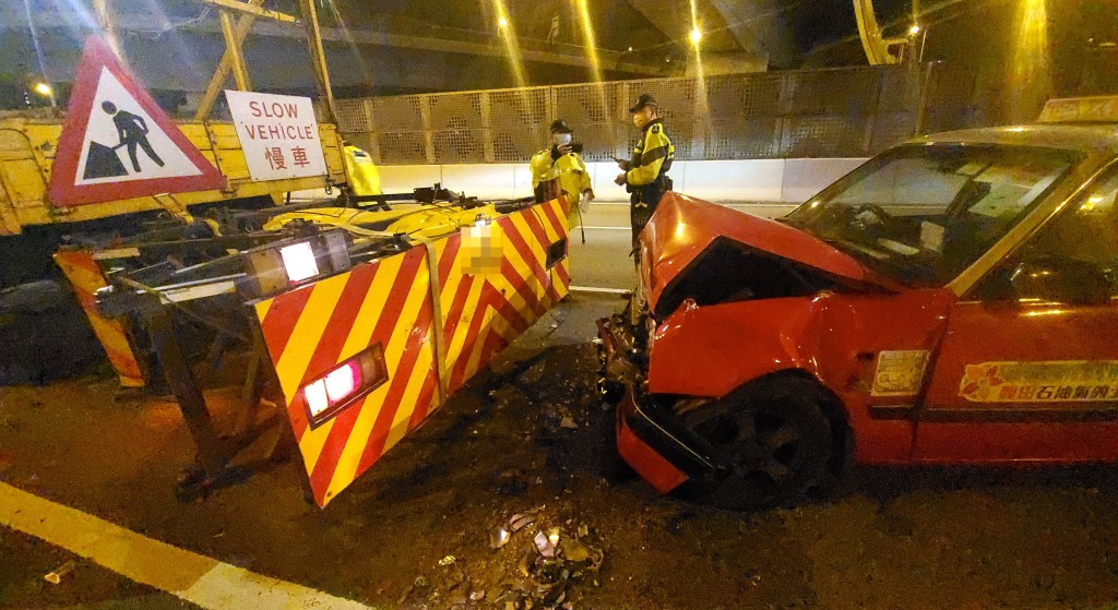 的士撼工程車致車頭嚴重損毀。