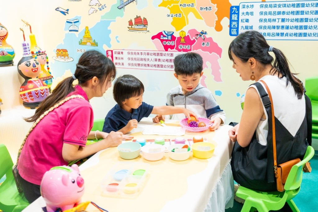 展位放置了親子遊戲攤位,讓家長及小朋友體驗保良局幼稚園及幼兒園的特色教學。 展位放置了親子遊戲攤位,讓家長及小朋友體驗保良局幼稚園及幼兒園的特色教學。