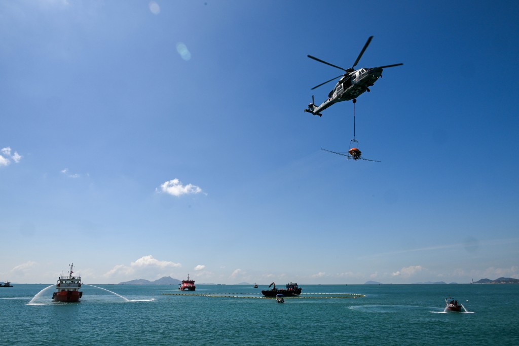 油污應變小組清理溢漏在海面的油污,而政府飛行服務隊及其他應變小組亦到場。 油污應變小組清理溢漏在海面的油污,而政府飛行服務隊及其他應變小組亦到場。