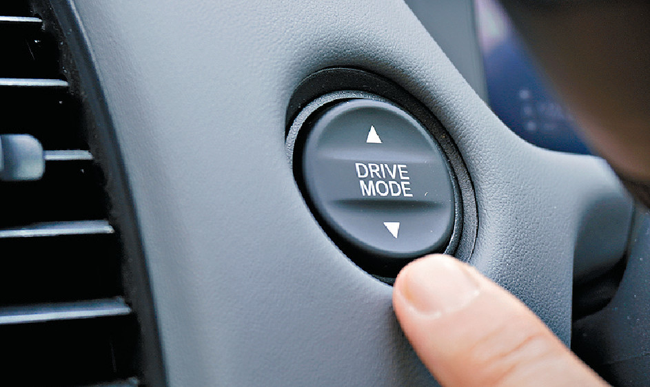 ■在錶板左方加設有行車模式選擇掣。
