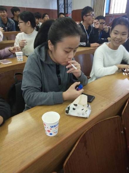 照片中學生出現集體吸煙的舉動，是該系所的「專業課程」。(網圖)