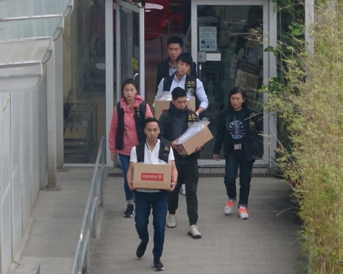 警方於下午再搬走3箱證物。
