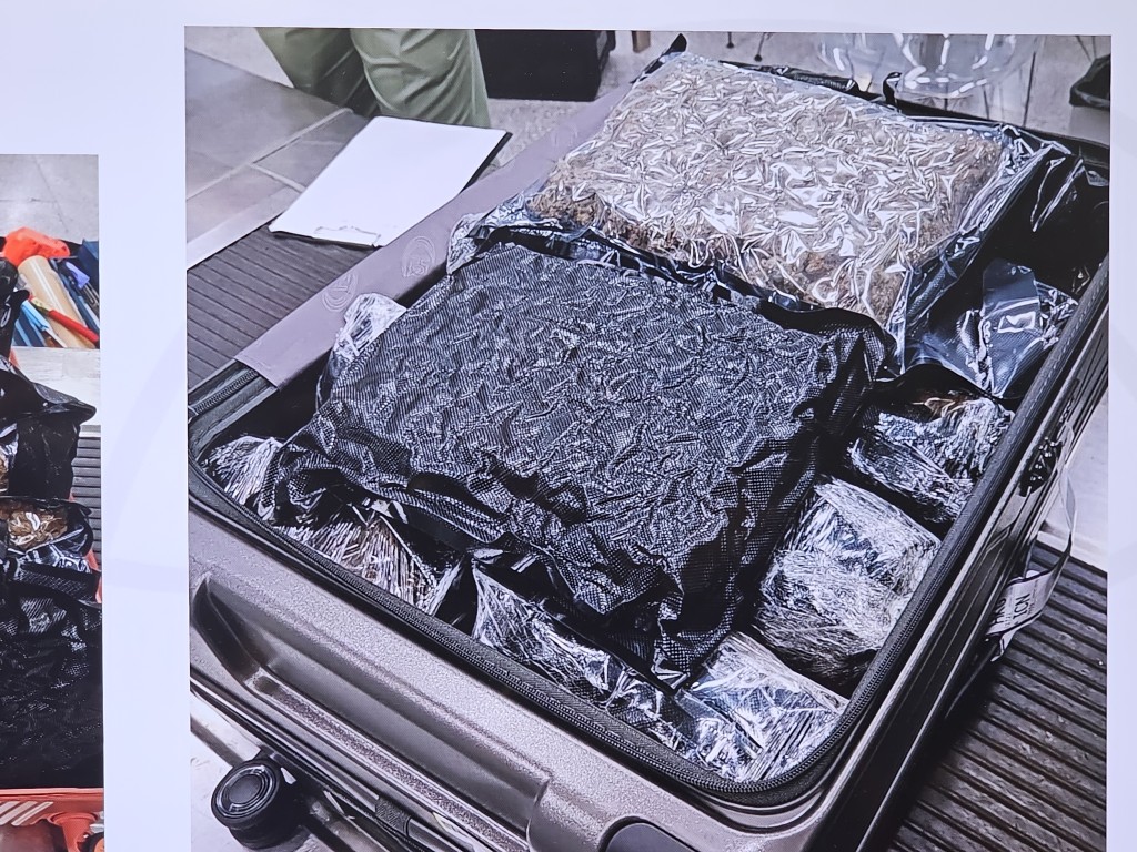 贩毒集团无用任何遮掩方式直接将毒品放入行李箱内。